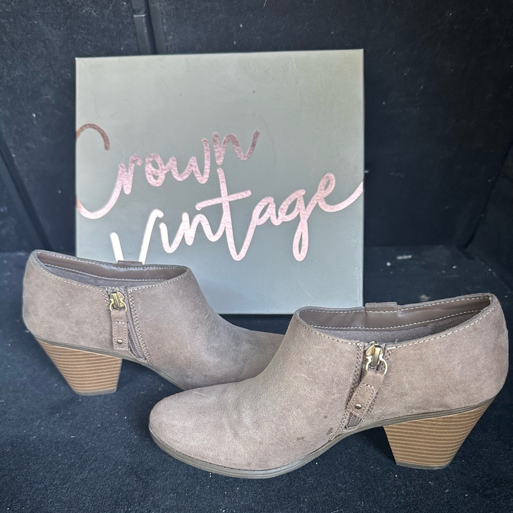 Crown vintage side zip ankle booties. Olive color, like new. Size 8.